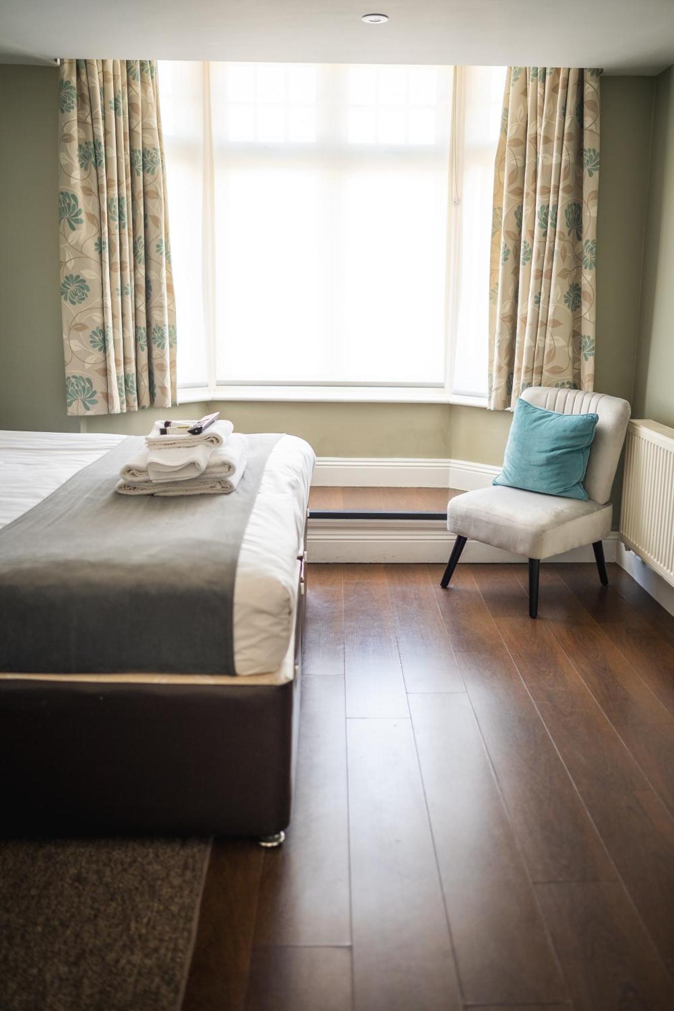 The Oyster Smack Hotel Burnham-on-Crouch ภายนอก รูปภาพ
