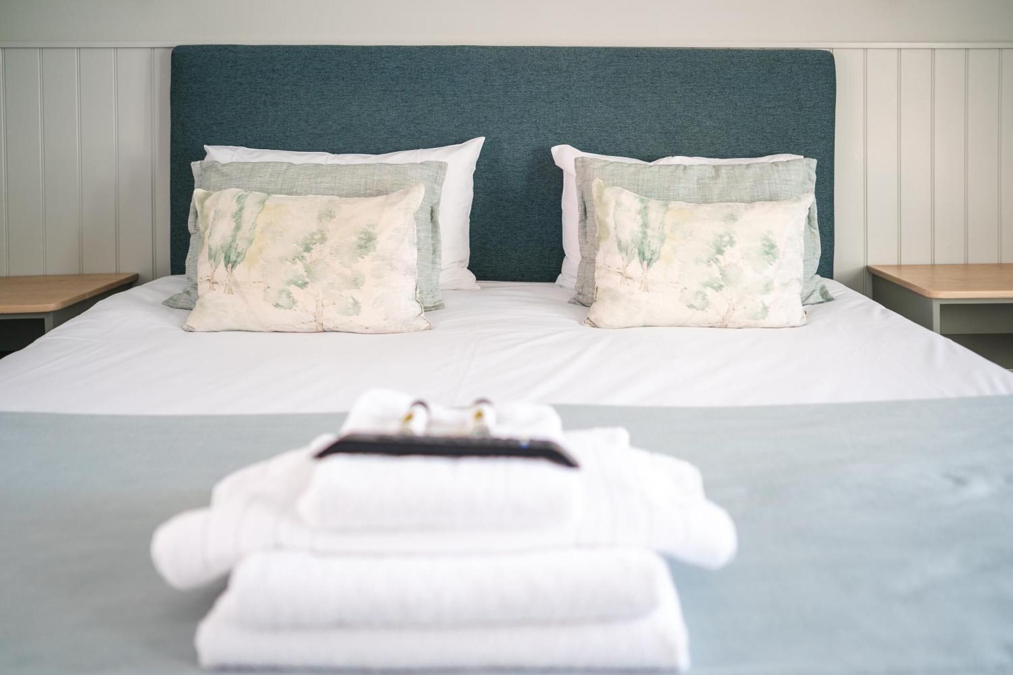The Oyster Smack Hotel Burnham-on-Crouch ภายนอก รูปภาพ
