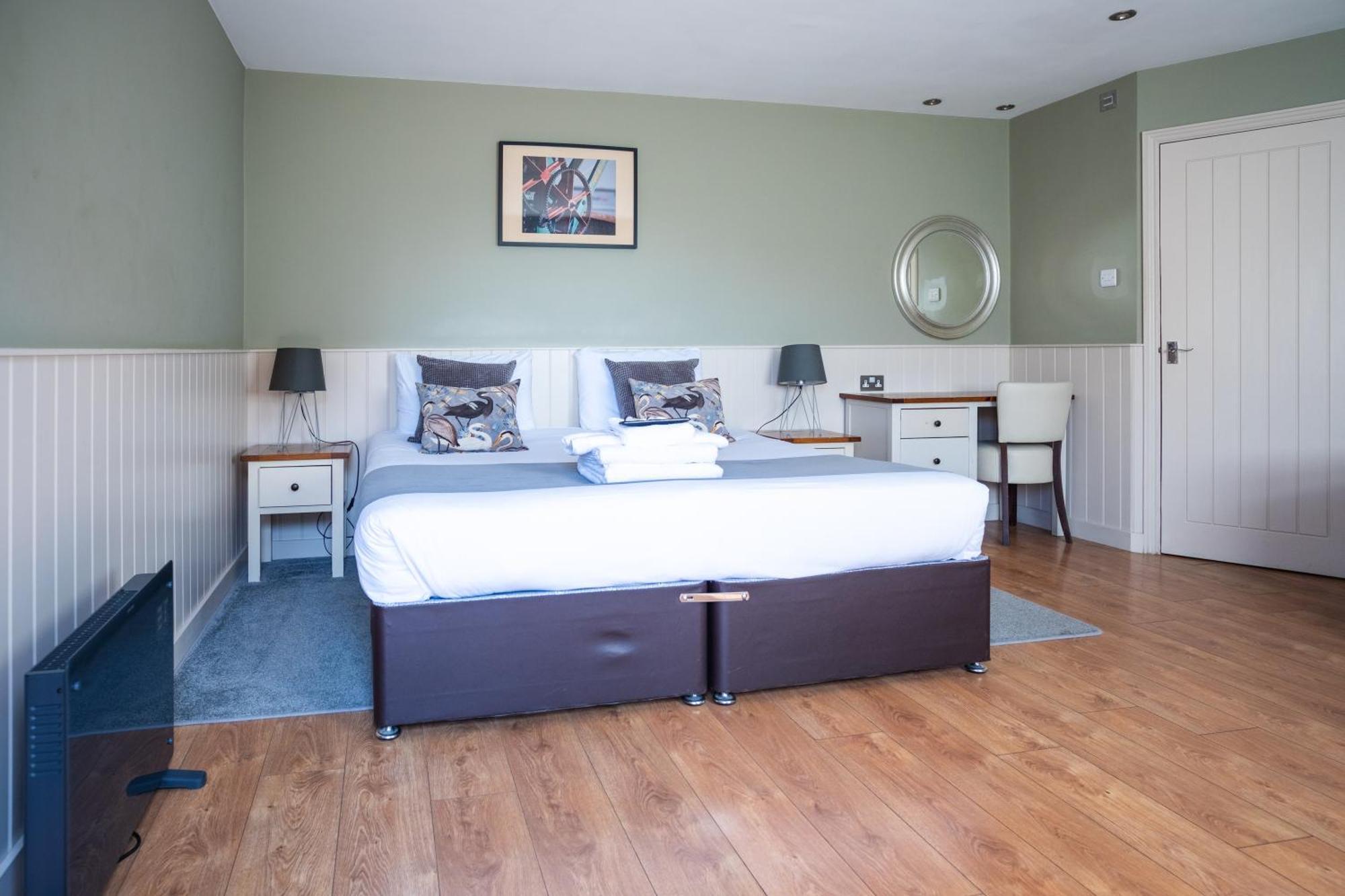 The Oyster Smack Hotel Burnham-on-Crouch ภายนอก รูปภาพ